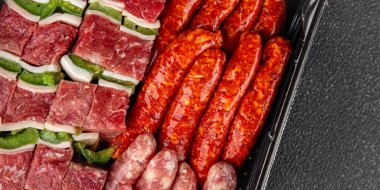 Çiğ sosis, sulu domuz eti, lezzetli gurme yemek arkaplanı rustick gıdanın üstünde fotokopi alanı.