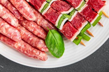 Çiğ sosis, sulu domuz eti, lezzetli gurme yemek arkaplanı rustick gıdanın üstünde fotokopi alanı.