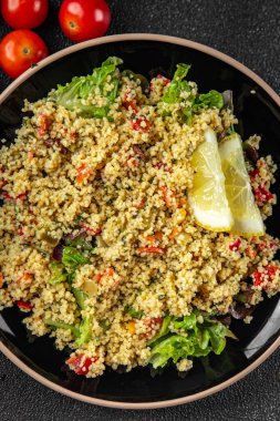 Tabbouleh sebze bulguru kuskus yemeği taze lezzetli vejetaryen ve vejetaryen yemek gurme yemek arka planı masa rustik gıda üst görünümü fotokopi alanı üzerinde
