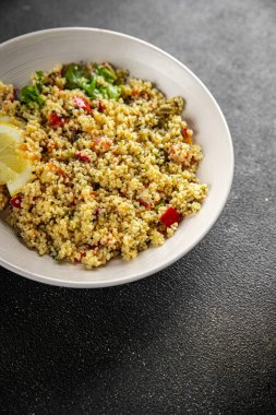 Tabbouleh sebze bulguru kuskus yemeği taze lezzetli vejetaryen ve vejetaryen yemek gurme yemek arka planı masa rustik gıda üst görünümü fotokopi alanı üzerinde