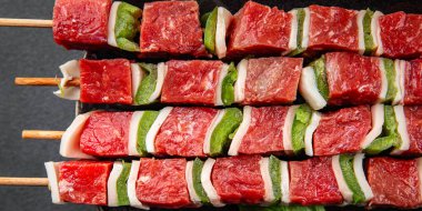 Çiğ et, sebze, domuz eti, domuz yağı, biber, sebze yemeği taze lezzetli gurme yemek arka planı masa rustik gıda üst görünüm alanı