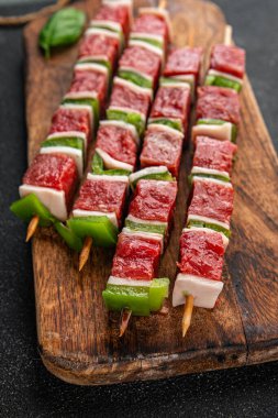 Çiğ et, sebze, domuz eti, domuz yağı, biber, sebze yemeği taze lezzetli gurme yemek arka planı masa rustik gıda üst görünüm alanı