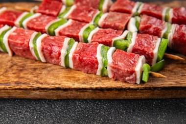 Çiğ et, sebze, domuz eti, domuz yağı, biber, sebze yemeği taze lezzetli gurme yemek arka planı masa rustik gıda üst görünüm alanı