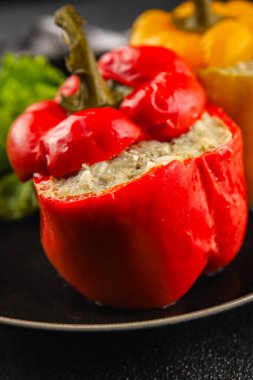 Biber dolgulu et ve pirinç aromalı lezzetli yemek ikinci tabak taze lezzetli gurme yemek masanın üstünde kırsal yemek üst görünüm fotokopi alanı üst görünüm