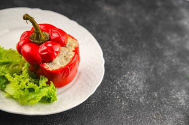 Biber dolgulu et ve pirinç aromalı lezzetli yemek ikinci tabak taze lezzetli gurme yemek masanın üstünde kırsal yemek üst görünüm fotokopi alanı üst görünüm