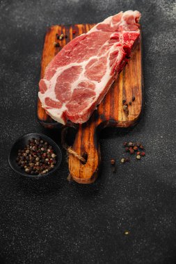 Çiğ domuz bifteği escalope et yemeği. Taze yemek arkaplanı. Masanın üstünde rustik yiyecekler.