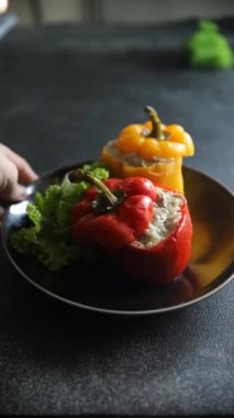 Biber dolgulu et ve pirinç aromalı lezzetli yemek ikinci tabak taze lezzetli gurme yemek masanın üstünde kırsal yemek üst görünüm fotokopi alanı üst görünüm