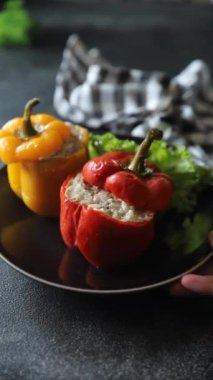 Biber dolgulu et ve pirinç aromalı lezzetli yemek ikinci tabak taze lezzetli gurme yemek masanın üstünde kırsal yemek üst görünüm fotokopi alanı üst görünüm