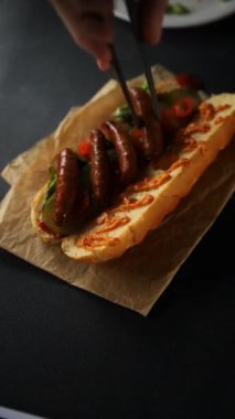 Sosisli sandviç, çörek, yeşillik, fast food sosu lezzetli yemekler taze lezzetli gurme yemek arkaplanı masanın kırsal kesimlerinde fotokopi odası