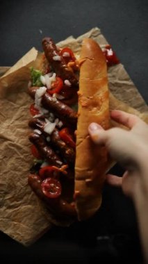 Sosisli sandviç, çörek, yeşillik, fast food sosu lezzetli yemekler taze lezzetli gurme yemek arkaplanı masanın kırsal kesimlerinde fotokopi odası