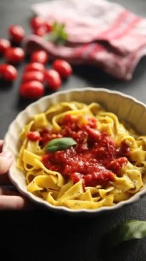 Makarna tagliatelle domates sosu. İkinci tabak lezzetli yemek. Lezzetli gurme yemek arkaplanı.