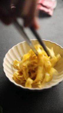 Makarna tagliatelle domates sosu. İkinci tabak lezzetli yemek. Lezzetli gurme yemek arkaplanı.