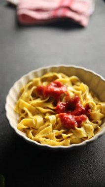 Makarna tagliatelle domates sosu. İkinci tabak lezzetli yemek. Lezzetli gurme yemek arkaplanı.