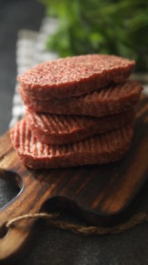 Çiğ pirzola taze et burger, domuz eti, tavuk, hindi ikinci yemek lezzetli gurme yemek arka planı masa rustik gıda üst görünümü kopya alanı