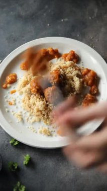 Köfteli kuskus. Sebze sosu. Masada taze yemek. Fotokopi.