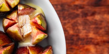 Peynirli camembert ya da brie taze yemek aperatifleri ile pişirilmiş incir. Arka plan fotokopisi. Kırsal üst görüş keto ya da paleo diyet vejetaryen yemeği.