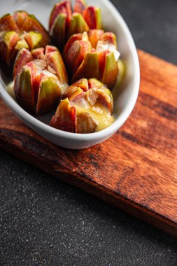 Peynirli camembert ya da brie taze yemek aperatifleri ile pişirilmiş incir. Arka plan fotokopisi. Kırsal üst görüş keto ya da paleo diyet vejetaryen yemeği.