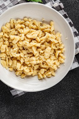 Spaetzle yumurta makarnası masa üzerinde taze yemek atıştırmalığı fotokopi alanı arka plan kırsal manzarası