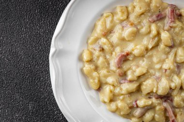 Spaetzle yumurta makarnası masa üzerinde taze yemek atıştırmalığı fotokopi alanı arka plan kırsal manzarası