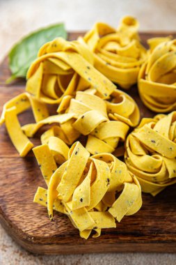 Çiğ makarna tagliatelle chia tohumu sebze tabağı taze gurme yemek arkaplanı Rustik yemeği üst görünüm fotokopi alanı üzerinde