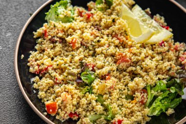 Tabbouleh yemeği bulgur kuskus sebzeler taze vejetaryen ve vejetaryen yemek gurme yemek arka planı masa rustik gıda üst görünümü fotokopi alanı
