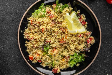 Tabbouleh yemeği bulgur kuskus sebzeler taze vejetaryen ve vejetaryen yemek gurme yemek arka planı masa rustik gıda üst görünümü fotokopi alanı