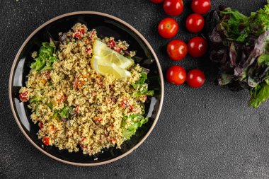 Tabbouleh yemeği bulgur kuskus sebzeler taze vejetaryen ve vejetaryen yemek gurme yemek arka planı masa rustik gıda üst görünümü fotokopi alanı