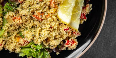 Tabbouleh yemeği bulgur kuskus sebzeler taze vejetaryen ve vejetaryen yemek gurme yemek arka planı masa rustik gıda üst görünümü fotokopi alanı