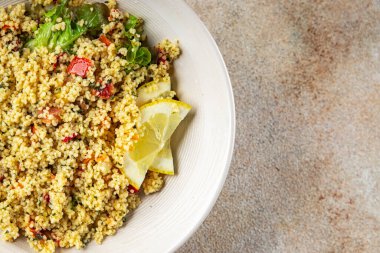 Tabbouleh yemeği bulgur kuskus sebzeler taze vejetaryen ve vejetaryen yemek gurme yemek arka planı masa rustik gıda üst görünümü fotokopi alanı