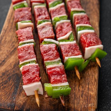 Çiğ kebap taze sebzeler domuz eti, biber, sebze yemeği arka planda kırsal yemek üst görünüm fotokopi alanı.