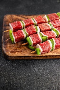 Çiğ kebap taze sebzeler domuz eti, biber, sebze yemeği arka planda kırsal yemek üst görünüm fotokopi alanı.