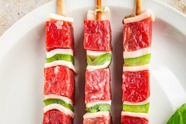 Çiğ kebap taze sebzeler domuz eti, biber, sebze yemeği arka planda kırsal yemek üst görünüm fotokopi alanı.