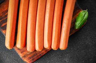 Sosisler taze domuz eti, sığır eti, tavuk yemeği gurme yemek. Masanın üstünde rustik yiyecekler, fotokopi alanı.