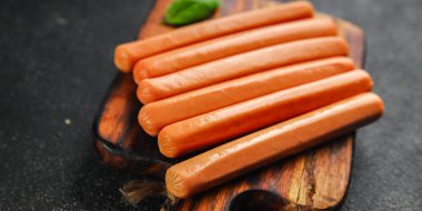 Sosisler taze domuz eti, sığır eti, tavuk yemeği gurme yemek. Masanın üstünde rustik yiyecekler, fotokopi alanı.