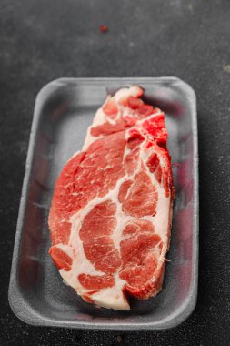 Çiğ domuz etli gurme domuz etli escalope lezzetli yemek arkaplan masa rustik gıda üst görünüm fotokopi alanı