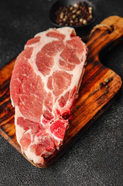 Çiğ domuz etli gurme domuz etli escalope lezzetli yemek arkaplan masa rustik gıda üst görünüm fotokopi alanı