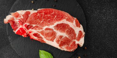 Çiğ domuz etli gurme domuz etli escalope lezzetli yemek arkaplan masa rustik gıda üst görünüm fotokopi alanı