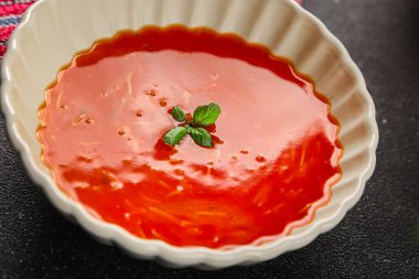 Domates çorbası vermicelli gazpacho ilk tabak taze gurme yemek arkaplanı masa kırsal gıdalar üst görünüm fotokopi alanı