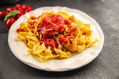 Makarna tagliatelle domates sosu. İkinci tabak lezzetli yemek. Lezzetli gurme yemek arkaplanı.