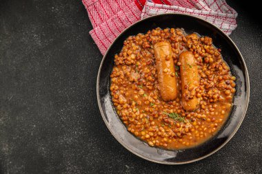 Sosis aromalı mercimek ikinci tabak taze gurme yemek arkaplanı masa rustik gıda üst görünüm fotokopi alanı üst görünüm