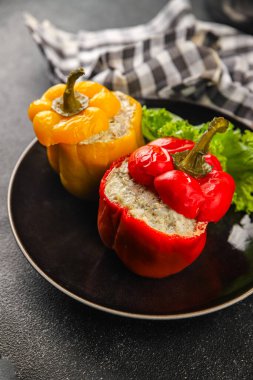 Biber dolgulu et ve pirinç aromalı lezzetli yemek ikinci tabak taze lezzetli gurme yemek masanın üstünde kırsal yemek üst görünüm fotokopi alanı üst görünüm