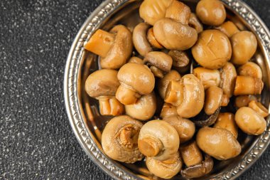 Mantar konservesi Şampiyon lezzetli yemekler taze gurme yemek arkaplanı masadaki rustik yiyecekler üst görünüm fotokopi alanı üst görünüm