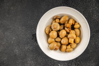 Mantar konservesi Şampiyon lezzetli yemekler taze gurme yemek arkaplanı masadaki rustik yiyecekler üst görünüm fotokopi alanı üst görünüm