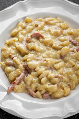 makarna spaetzle düzensiz şekilli taze yemek aperatifleri masa üzerinde fotokopi alanı arka plan kırsal üst görünüm