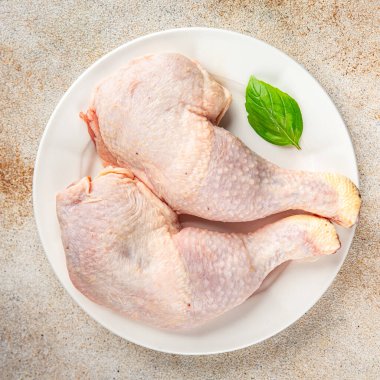 tavuk bacağı çiğ et tavuk but kümes hayvanı eti kemik gurmesi taze yemek aperatifi masa üzerinde fotokopi uzay yiyecek arka plan kırsal üst görünüm