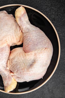 tavuk bacağı çiğ et tavuk but kümes hayvanı eti kemik gurmesi taze yemek aperatifi masa üzerinde fotokopi uzay yiyecek arka plan kırsal üst görünüm