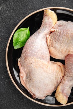 tavuk bacağı çiğ et tavuk but kümes hayvanı eti kemik gurmesi taze yemek aperatifi masa üzerinde fotokopi uzay yiyecek arka plan kırsal üst görünüm