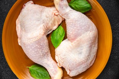 tavuk bacağı çiğ et tavuk but kümes hayvanı eti kemik gurmesi taze yemek aperatifi masa üzerinde fotokopi uzay yiyecek arka plan kırsal üst görünüm