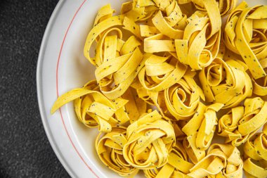 Chia tohumlu taze tagliatelle çiğ makarna yemeği gurme yemek arka planı Rustick yiyecek üst görünüm kopya alanı üzerinde