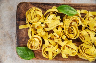 Chia tohumlu taze tagliatelle çiğ makarna yemeği gurme yemek arka planı Rustick yiyecek üst görünüm kopya alanı üzerinde